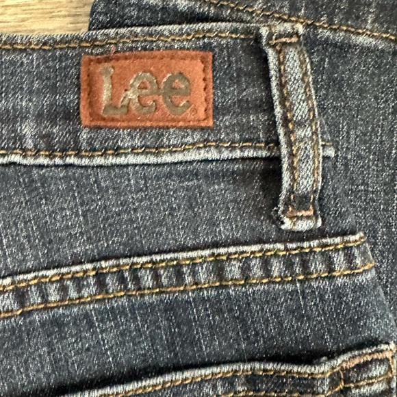 Women’s Lee Relaxed Fit Straight Leg Mid Rise Jeans, Size 8 Medium. - Picture 10 of 15